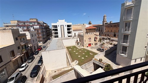 Centrale Appartamento di 3 Vani Oltre Acc. e Con Box Auto.